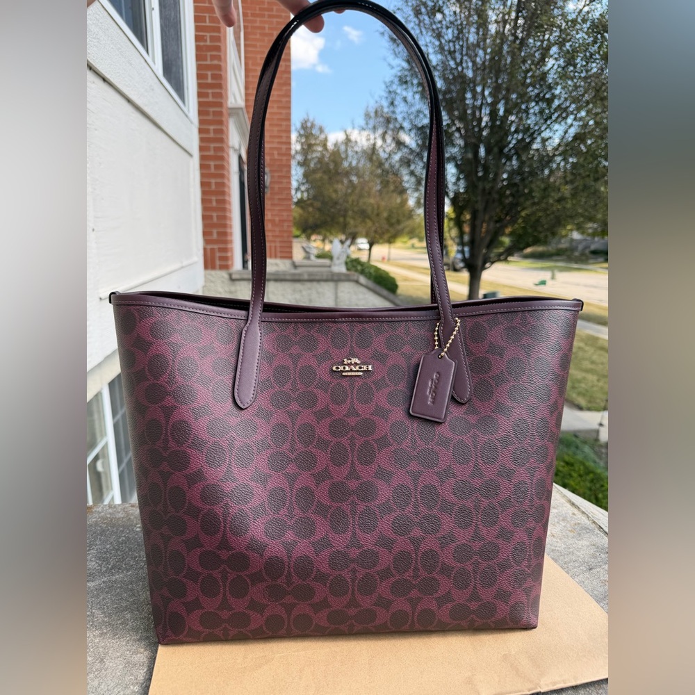 NWT！COACH CITY TOTE BAG IN SIGNATURE CANVAS（CV976）BLACK CURRANT holiday gift